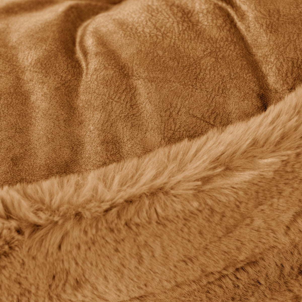Detailaufnahme des braunen Hyggebed Wendebezugs Maroon mit kuscheliger Winterseite und glatter Sommerseite