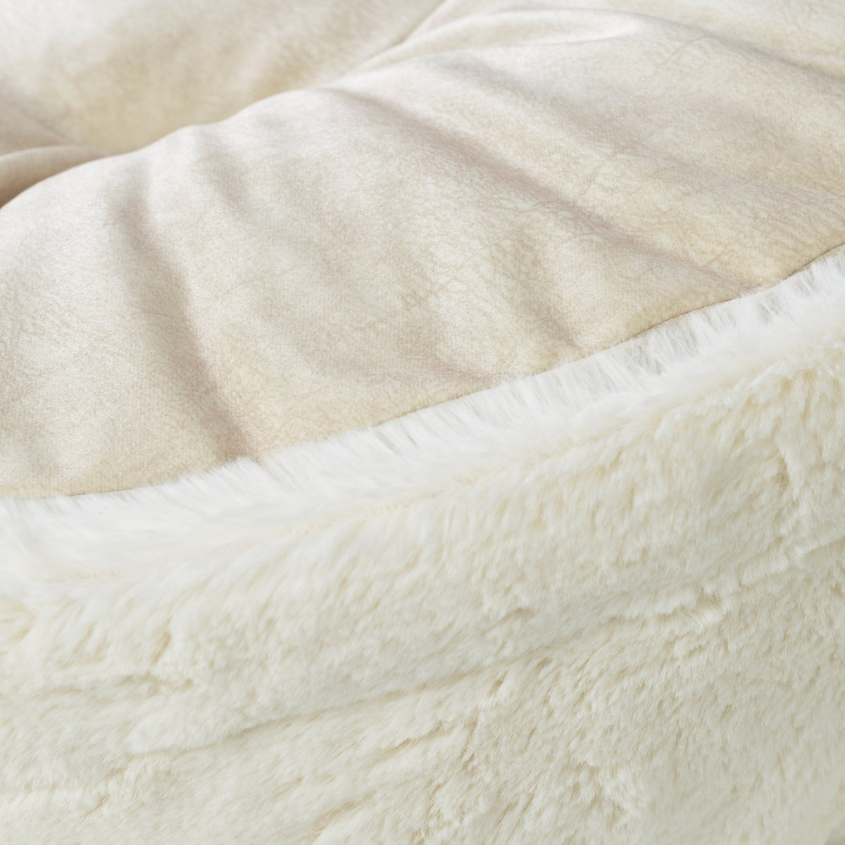 Hyggebed Wendebezug Ivory im Detail mit flauschigem Plüsch für den Winter und glattem, kühlem Webstoff für den Sommer